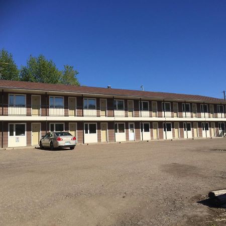 Jolly Giant Pub & Motel Willow Bunch Exterior photo