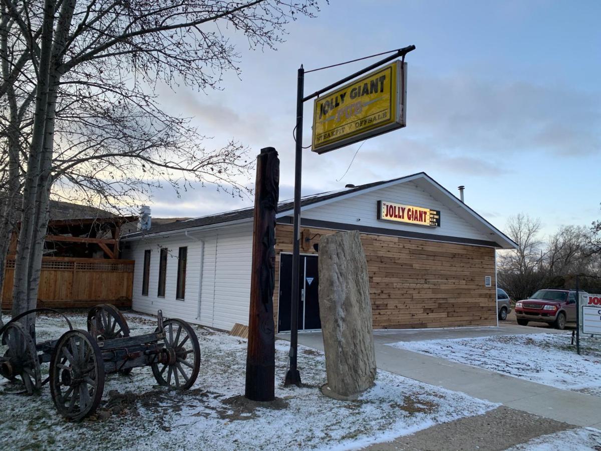 Jolly Giant Pub & Motel Willow Bunch Exterior photo