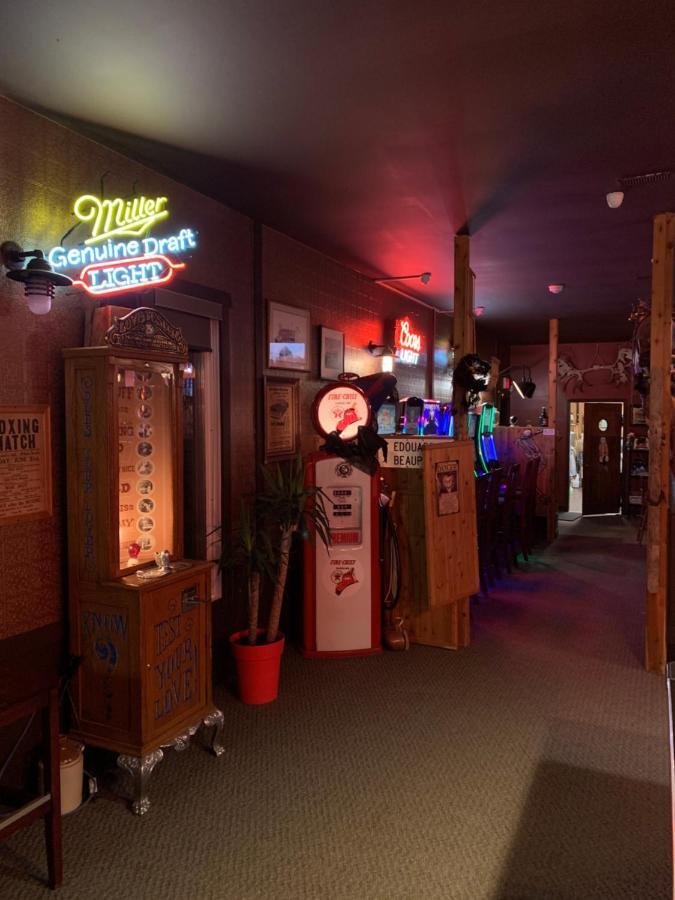 Jolly Giant Pub & Motel Willow Bunch Exterior photo
